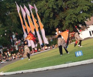 Masyarakat Menyaksikan Parade Senja di Dalam Lingkungan Istana