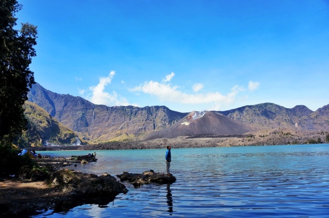 Turun ke Danau Segara anak adalah kewajiban bagi para pendaki Rinjani