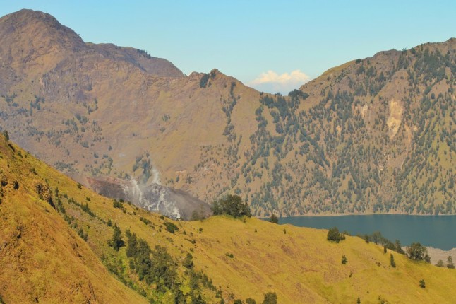 Gunung Barujari yang berada di Danau Segara Anak tampak menyemburkan asap putih