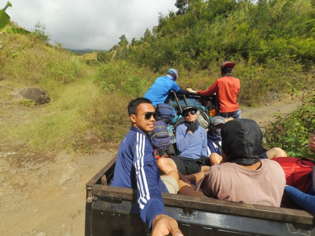 Naik mobil dulu dari Sembalun menuju Gerbang Taman Nasional Gunung Rinjani